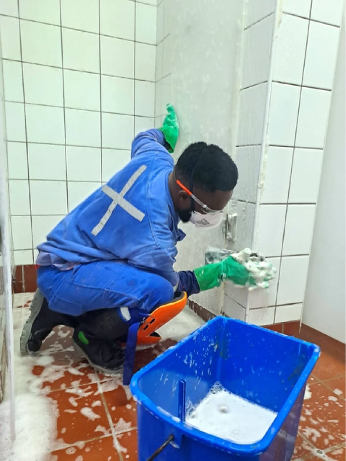 man-cleaning-pona-encha
