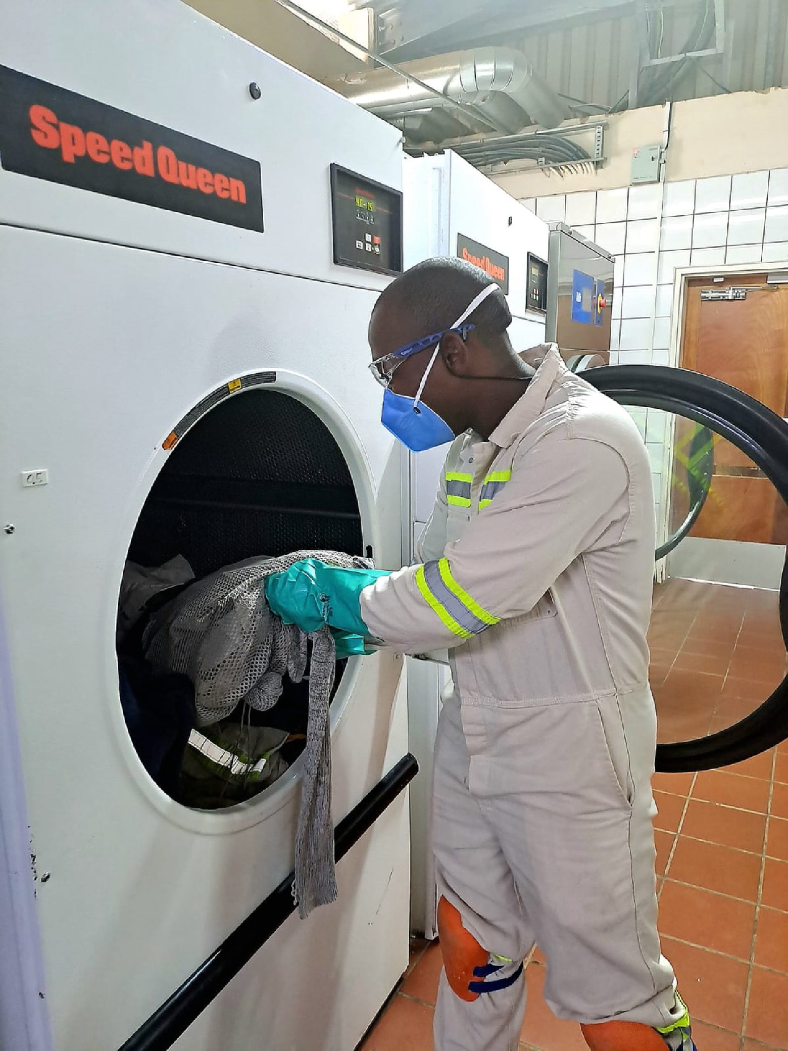 man-loading-dirty-uniform-pona-encha